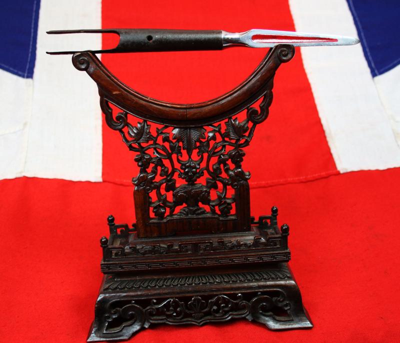 Early Samurai 袋槍 Fukuro-Yari, Helmet & Armour Piercing Grade Of Incredible Power Despite Its Size Circa 1336 to 1500. Triple Equilateral Graduating Blade with Red Lacquer Decorated Horimono Bo-Hi To Each Blade Face & Complete With Its Original Pole Haft