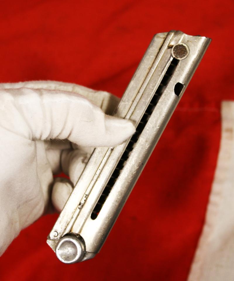 A Wonderful Original Accessory For a German WW1 and WW2 Service Luger Semi Auto Pistol. A 1930's German Spare Magazine With Aluminium Base Unnumbered