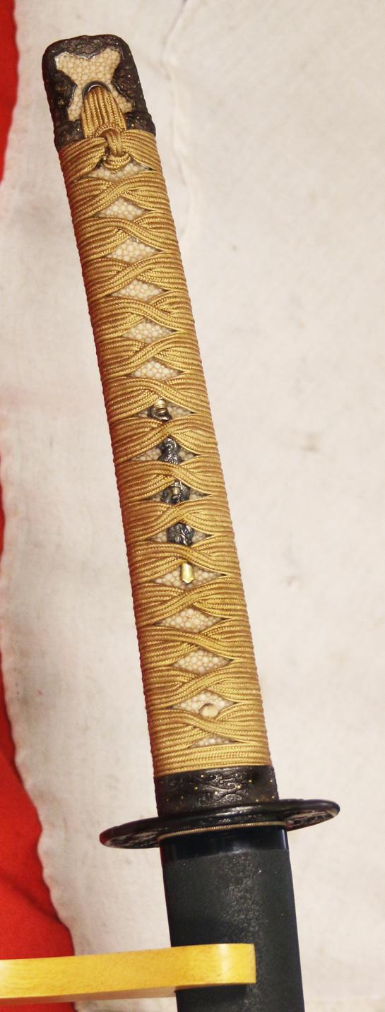 Early Shinto, Signed, Yamashiro Daijo Fujiwara Kunitsugu (山城大掾藤原国次) Handachi Sword With Full Suite Of Omori Teruhide School 'Omori Wave' Pattern of Handachi Koshirae Of Churning Water With Inlaid Gold Sea Spray Droplets. Kinai School Budou-sukashi Tsuba