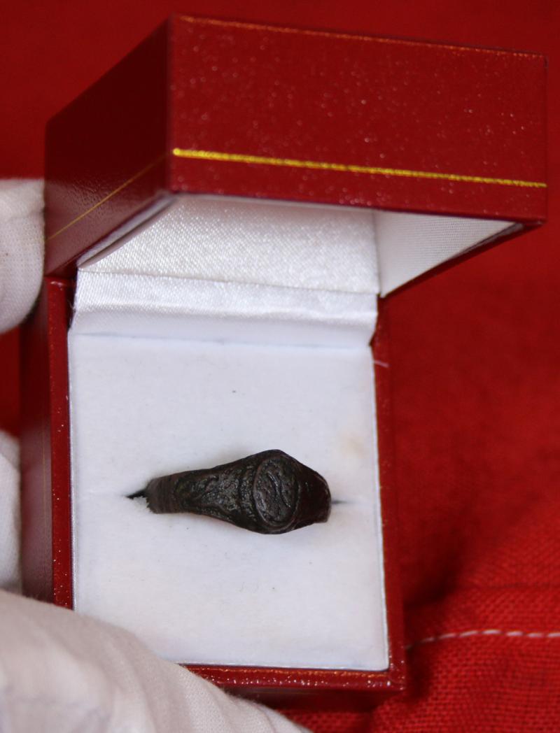 13th Century, Signet Ring, With Motif & Heraldic Dragon Henry IIIrd & Simon de Montfort Period, Made And Used By a Noble, IInd Baron's War Era, at the Battle of Lewes in 1264. Recovered From a Dig at Offham Hill Near Lewes in the 1820's