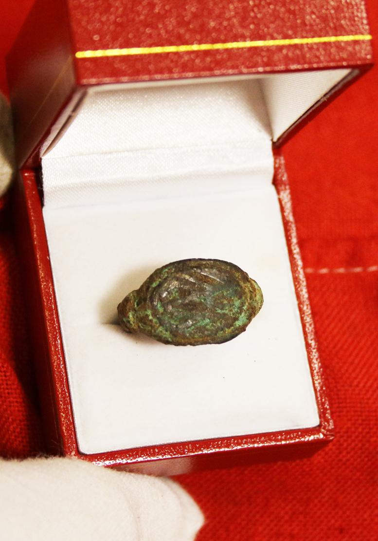 A Beautiful Original Roman 1st to 2nd Century A.D. Modius or Fire Alter Status Seal Ring. Worn From The Reigns Of Emperor Augustus Through To Emperor Flavian. Recovered at a Dig in the 1830's by Hadrian's Wall, by the 10th Duke of Hamilton